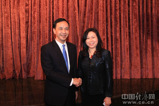 第五屆兩岸及香港《經濟日報》財經高峰論壇(第五屆“三經論壇”)4月22日在臺北舉行。圖為：臺灣國民黨主席朱立倫（左）與出席“三經論壇”的新大陸科技集團總裁王晶（右）會面。中國經濟網記者崔軍/攝